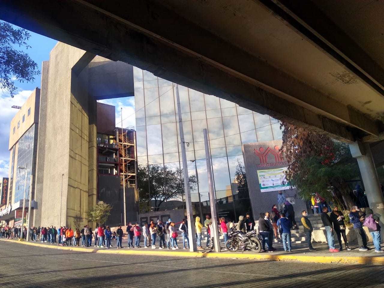 Hacen larga fila para convertir a pesos crédito de Infonavit