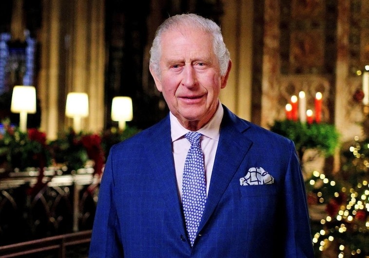 Carlos III rinde tributo a Isabel II en mensaje navideño