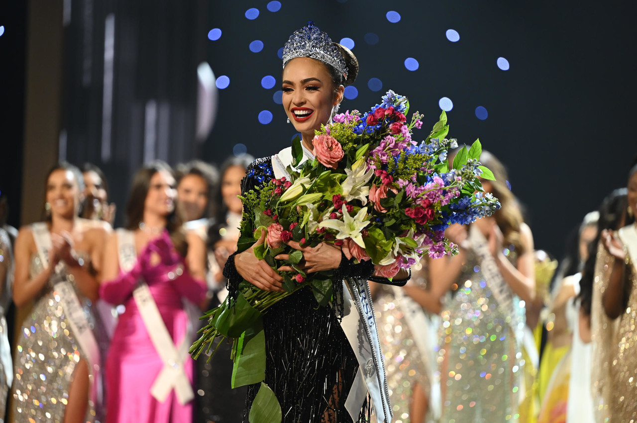 Miss EUA, R'Bonney Gabriel, es coronada Miss Universo