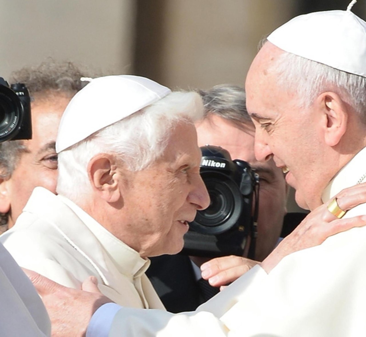 Papa Francisco encomienda a la Virgen a Benedicto XVI