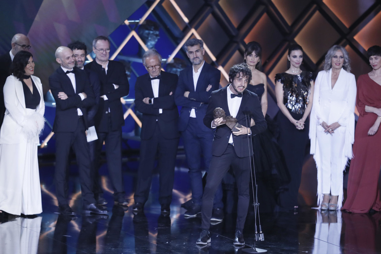 El productor Eduardo Villanueva tras recibir el Goya a la mejor película por 'As Bestas' durante la gala de la XXXVII edición de los Premios Goya: Crédito: EFE