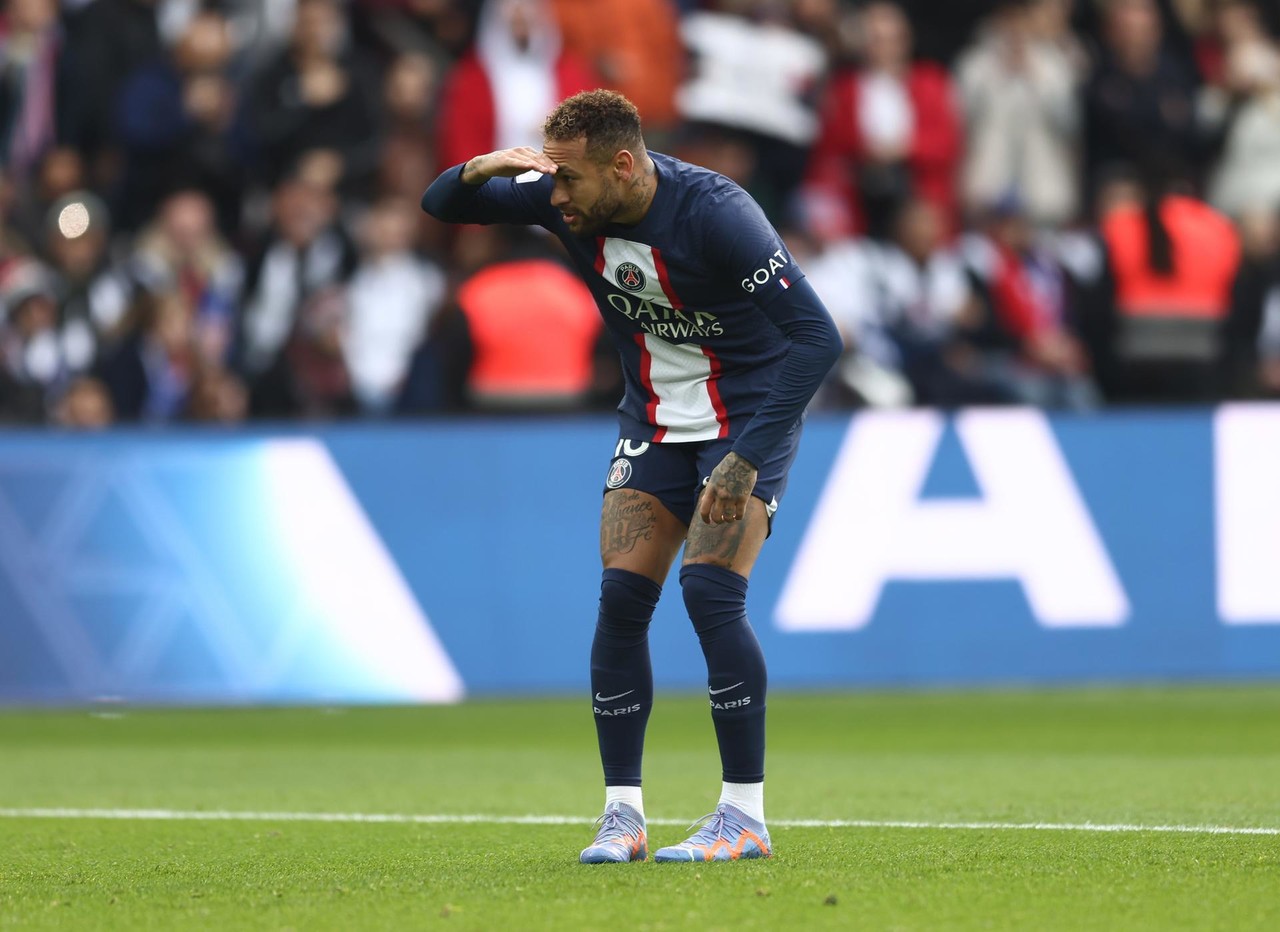 Neymar se lesiona tobillo; no jugará Clásico contra Marsella