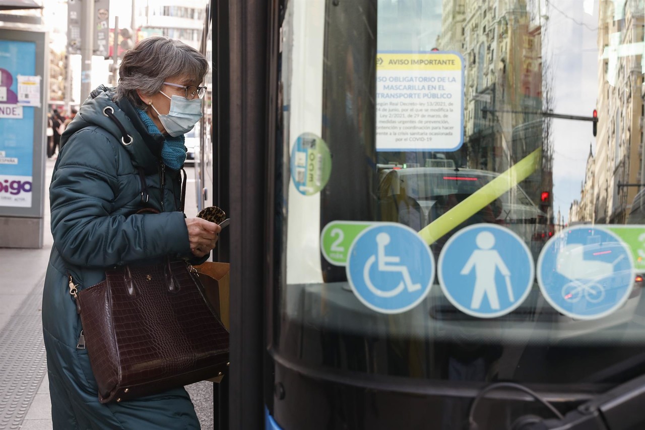 España elimina uso obligatorio de mascarilla en transportes