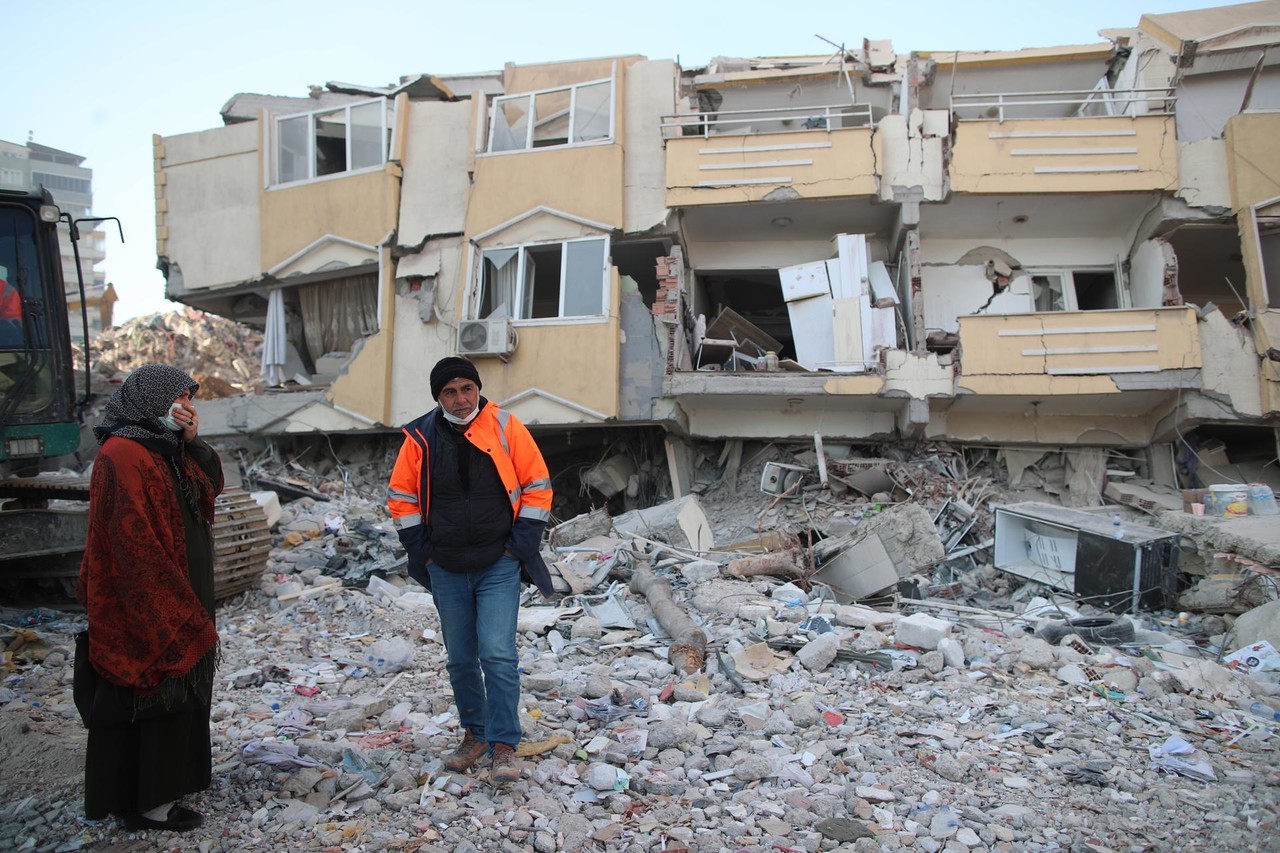 Suben a 35 mil los fallecidos por sismos en Turquía y Siria
