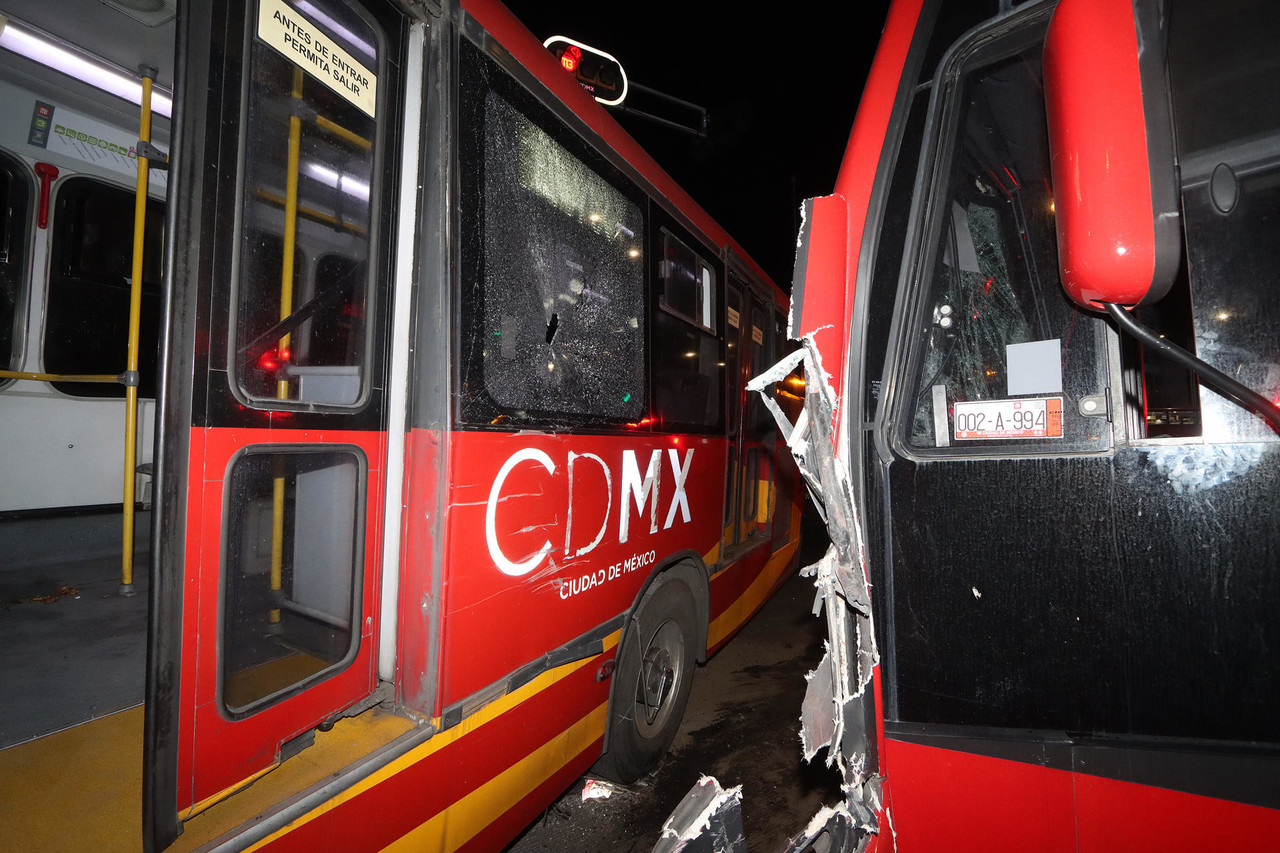 Choque de autobuses de Metrobús deja 20 heridos en CDMX