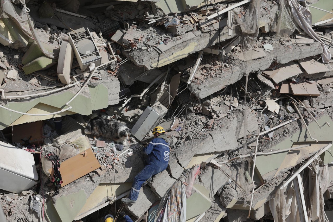 Rescatan a bebé tras 128 horas bajo escombros en Turquía
