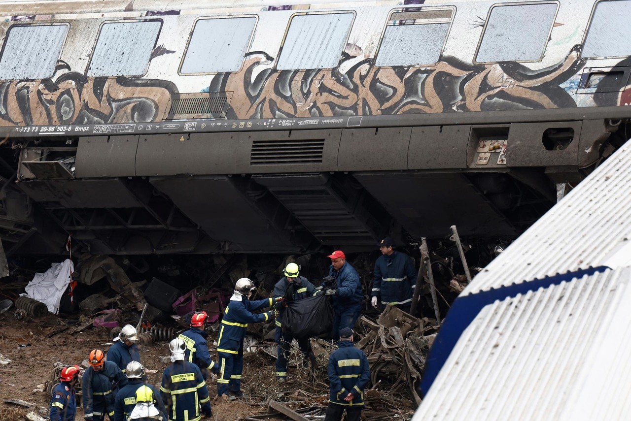 Choque de dos trenes en Grecia deja al menos 36 muertos