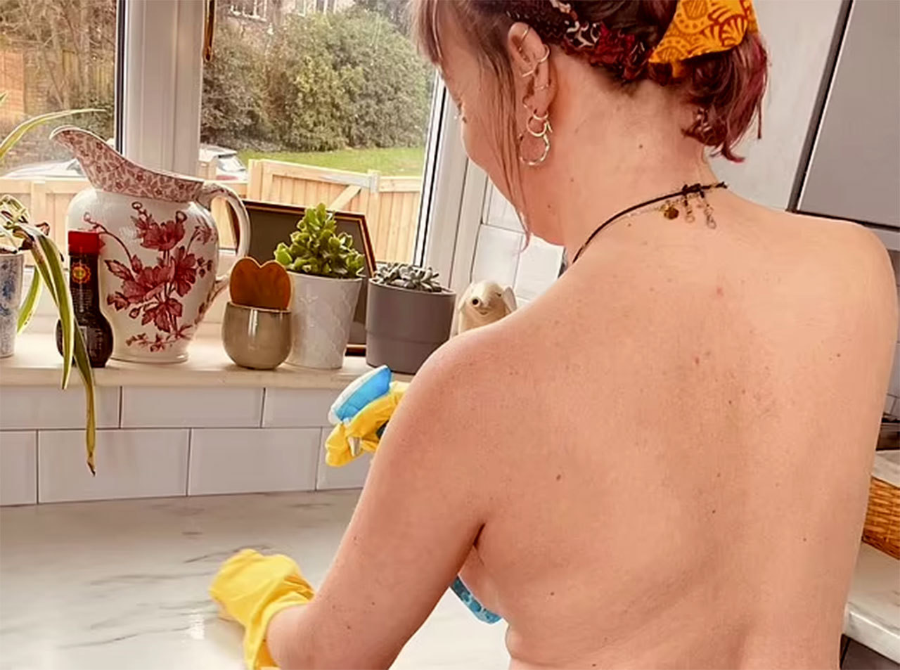Mujer gana mil pesos por hora limpiando casas ¡desnuda!