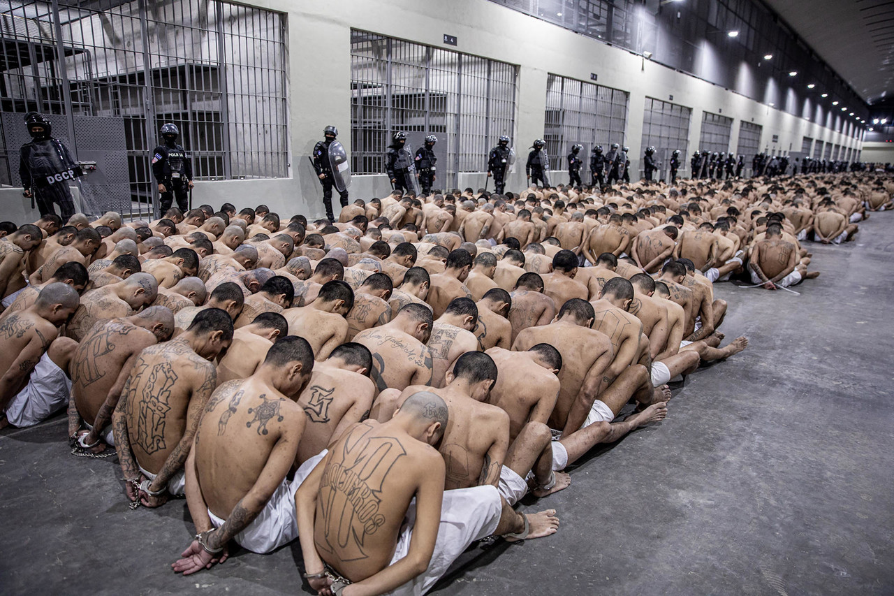 Trasladan otros 2,000 pandilleros a cárcel de El Salvador