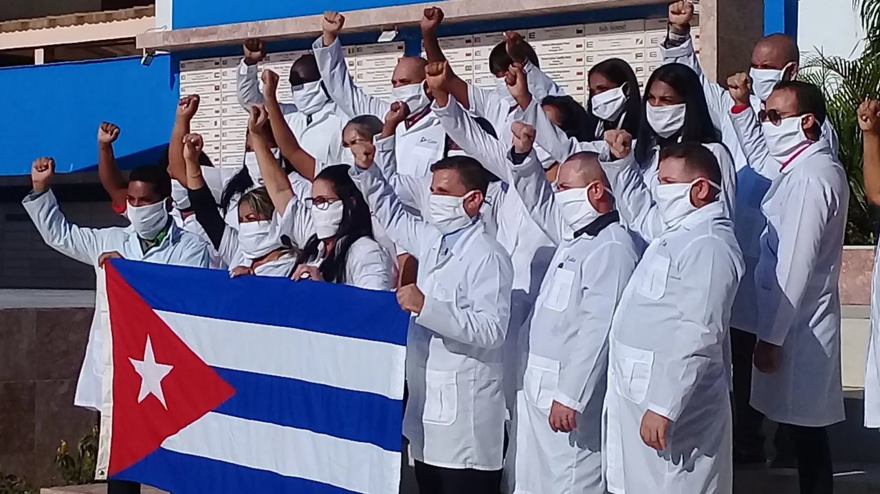 IMSS anuncia contratación de más médicos cubanos