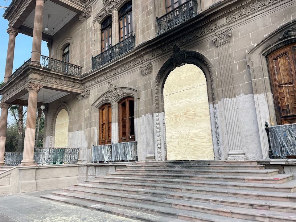 Luce Palacio de Gobierno cara diferente; restauran fachada