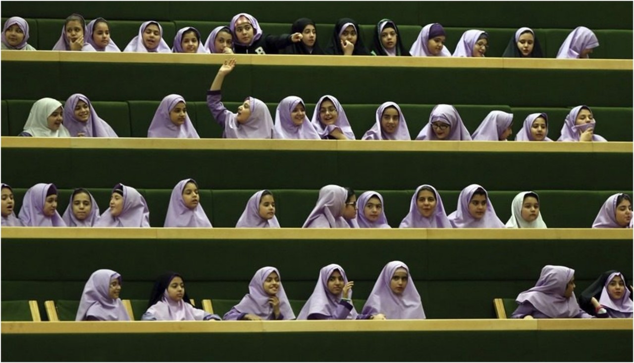 Vuelven a envenenar a docenas de niñas en colegios de Irán