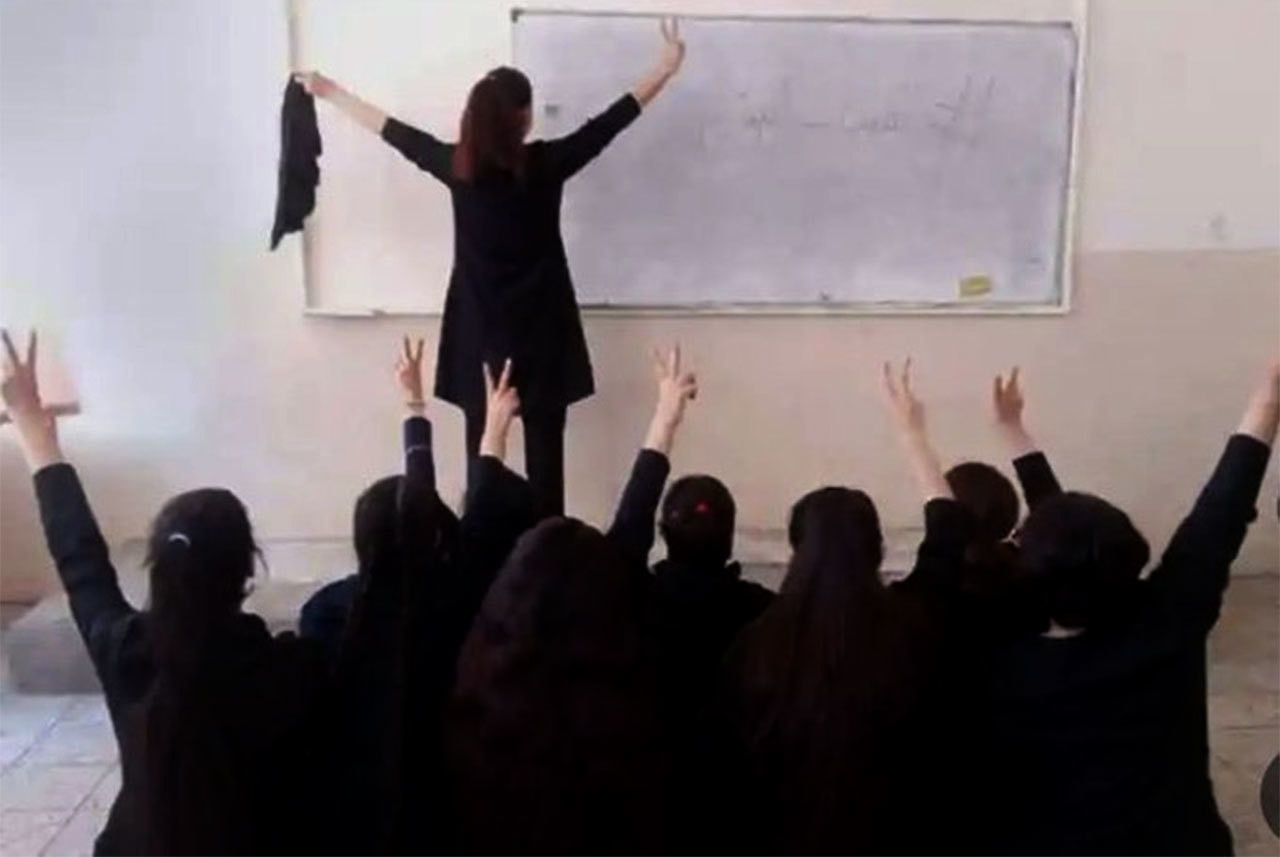 Envenenan a cientos de alumnas en varias escuelas de Irán