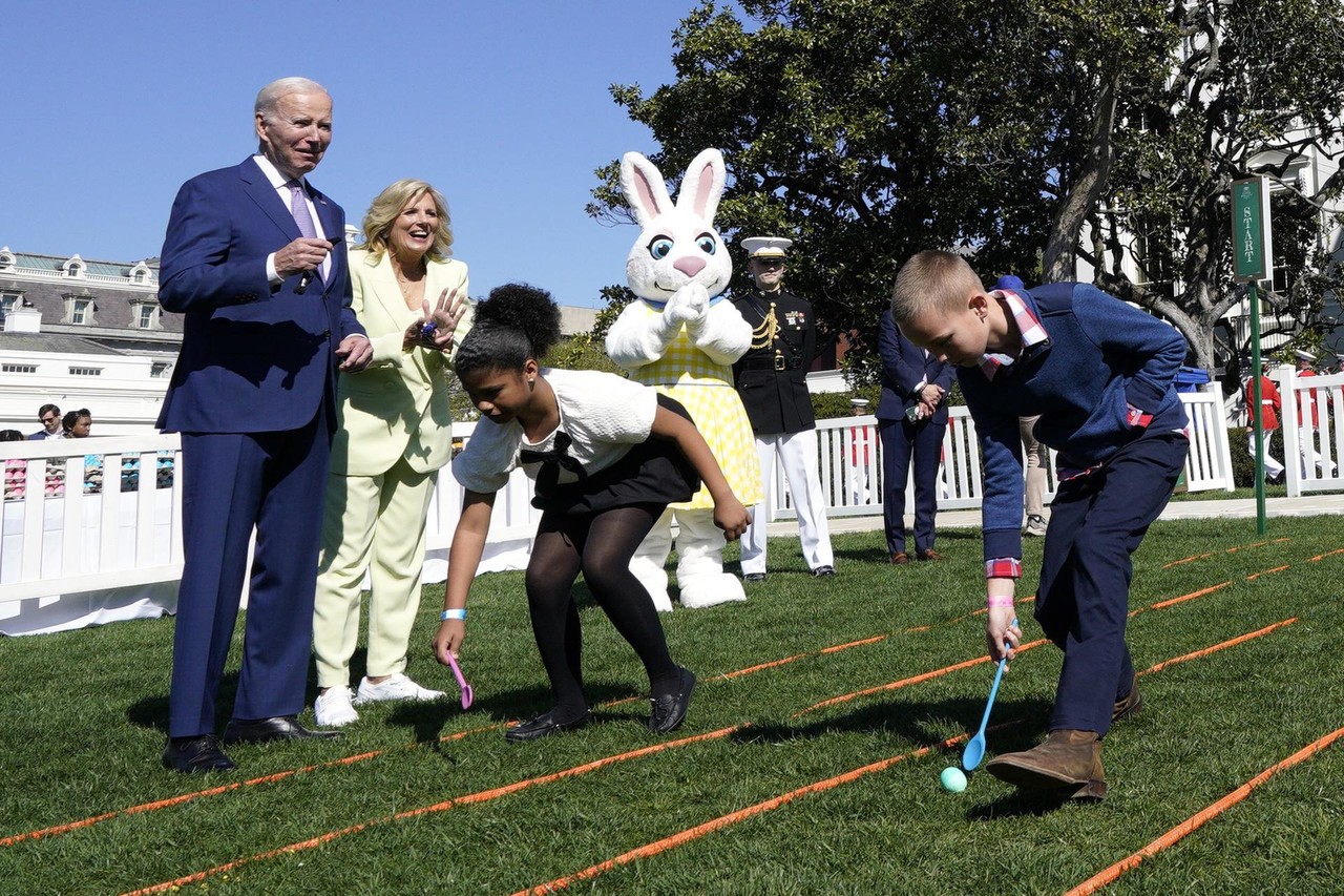 Los Biden buscan huevos de Pascua con miles de niños
