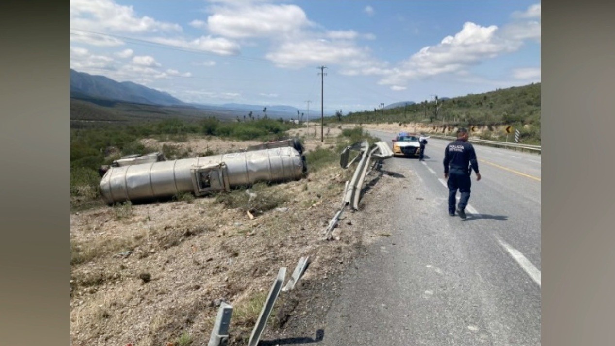 Se registra volcadura de pipa en carretera a Bustamante