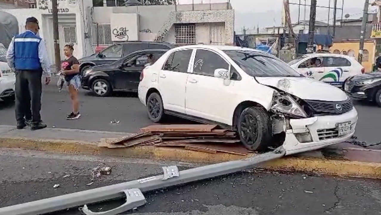 Impacta conductora auto contra luminaria en Almazán