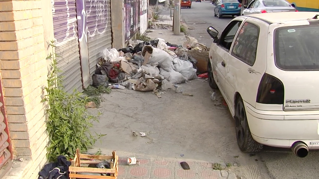 Banquetas Obstruidas Por Basura Afean El Entorno