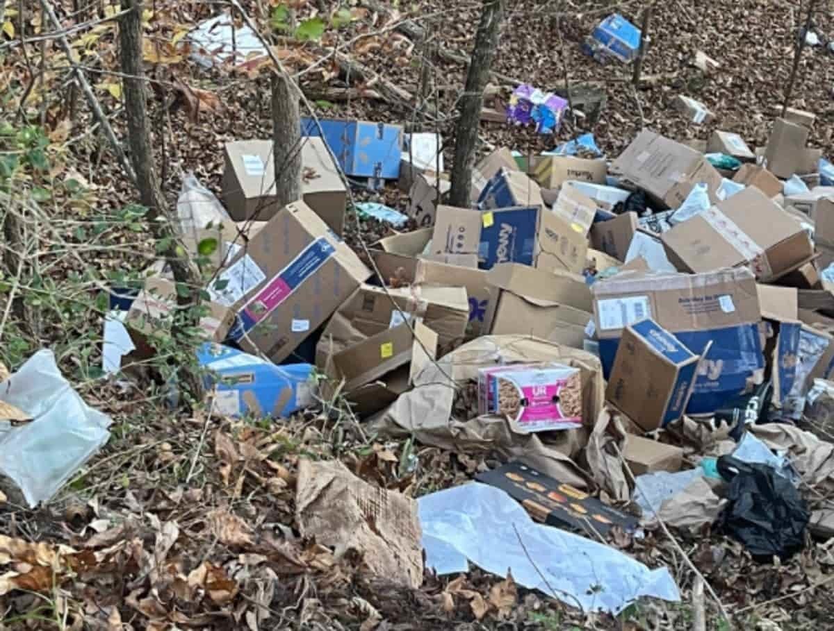 Encuentran cientos de paquetes de FedEx tirados en un barranco