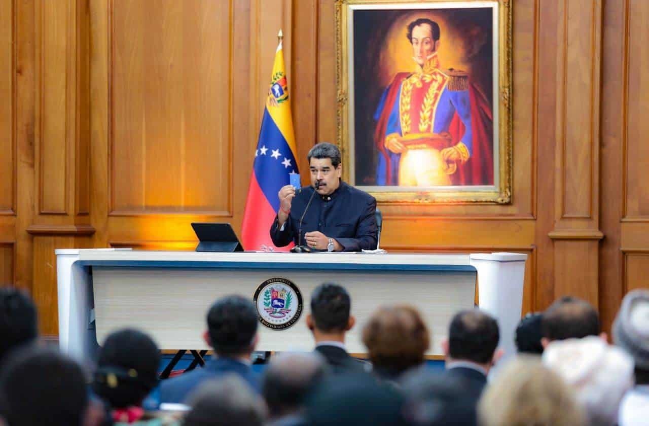 Maduro llama a los candidatos a respetar resultados de elecciones