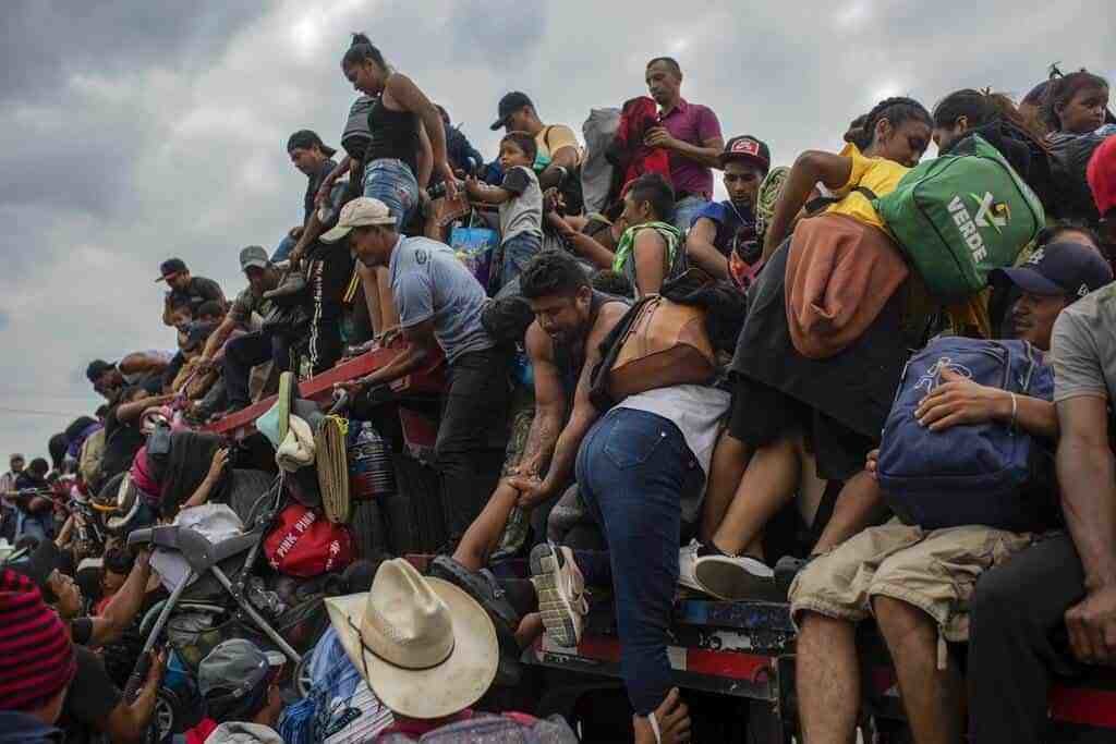 Encuentran a 400 migrantes en camiones en Veracruz