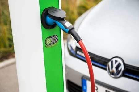 Pide Congreso eliminar refrendo a autos eléctricos