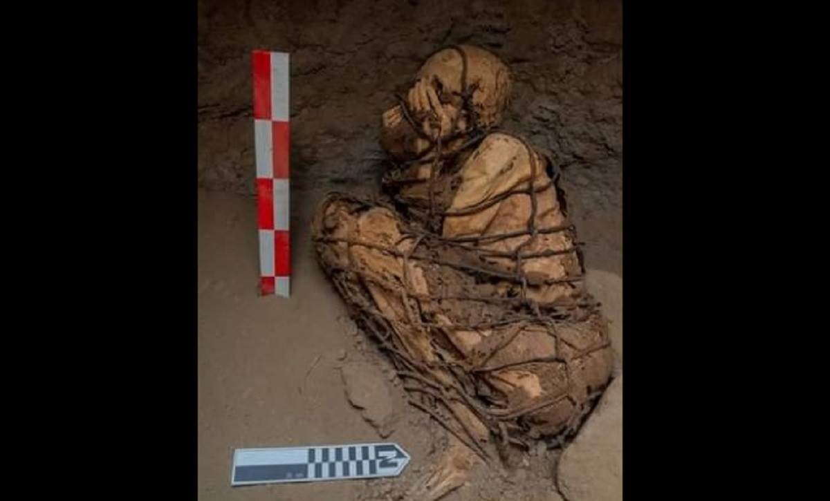 Descubren momia cubriéndose la cara con las manos en Perú