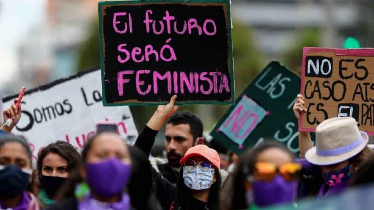 Marchan feministas contra la violencia de género en la CDMX