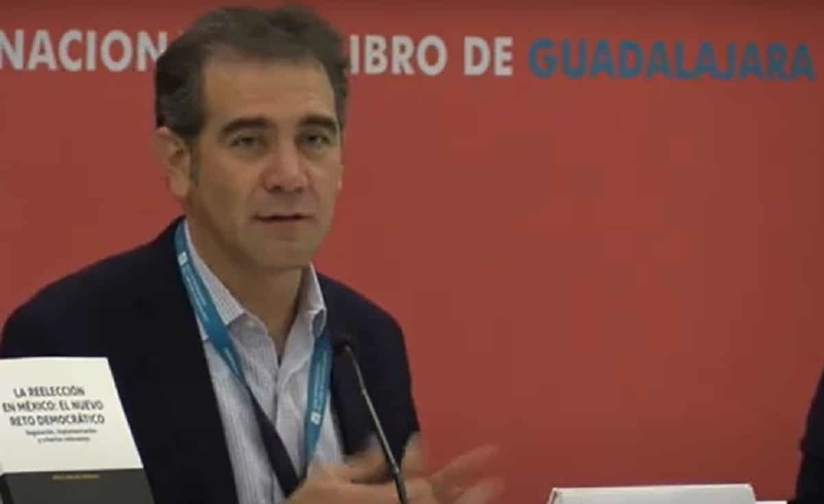 Presenta Lorenzo Córdova libro en la FIL de Guadalajara