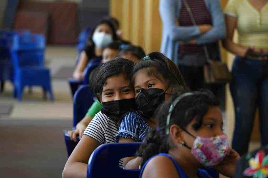 Elimina Argentina uso de cubrebocas a niños en aulas
