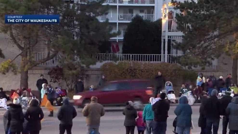 Conductor manda a 12 niños al hospital al atropellar desfile navideño en EU