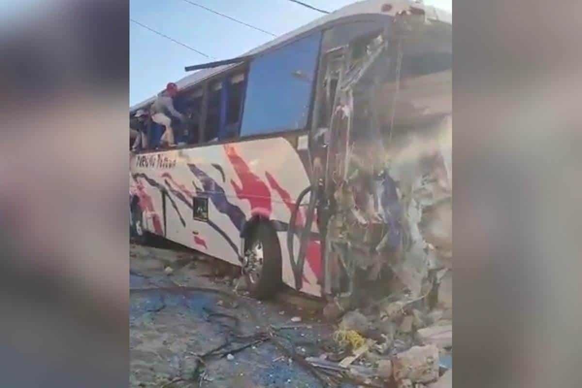 Choca autobús sin frenos contra casa en Guerrero; hay 50 lesionados