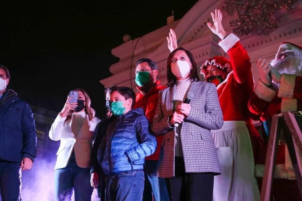 Enciende Cristina Díaz pino navideño en Guadalupe