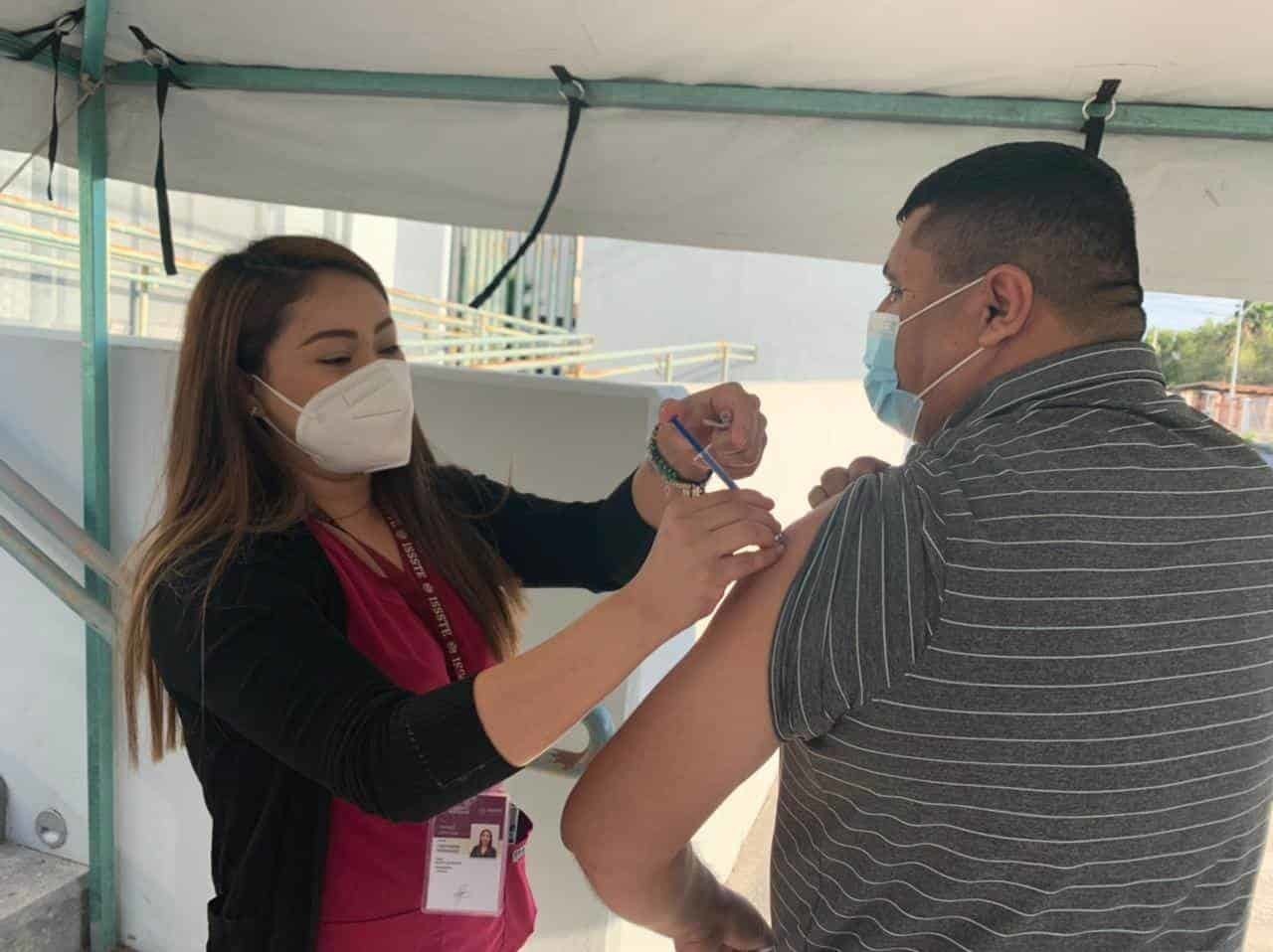 Realizan campaña para vacunar a maestros contra la influenza 