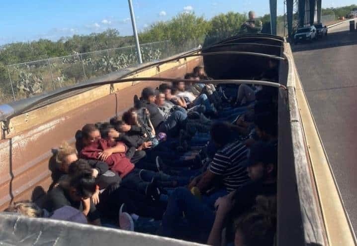 Detienen a 100 migrantes en Laredo