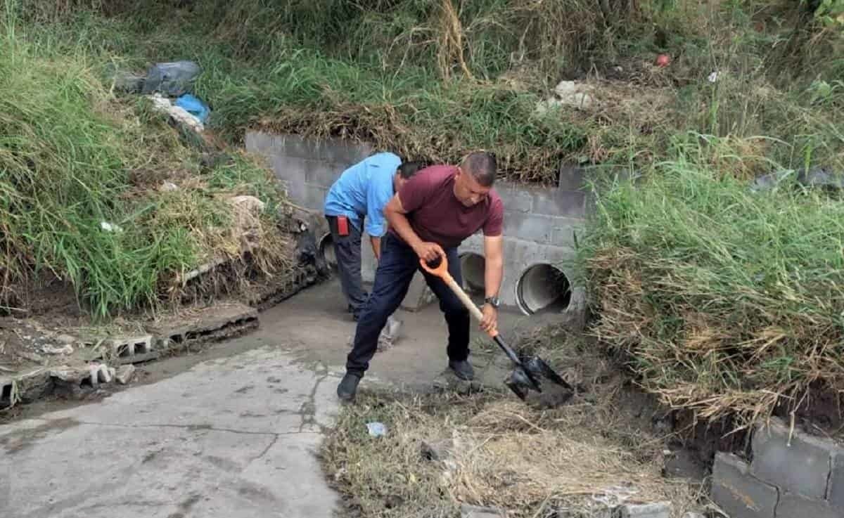 Dan mantenimiento a compuertas de drenaje pluvial en Matamoros