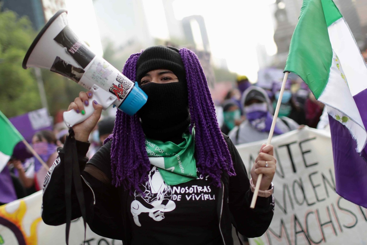Marcha en México contra la violencia hacia la mujer transcurre con tensión