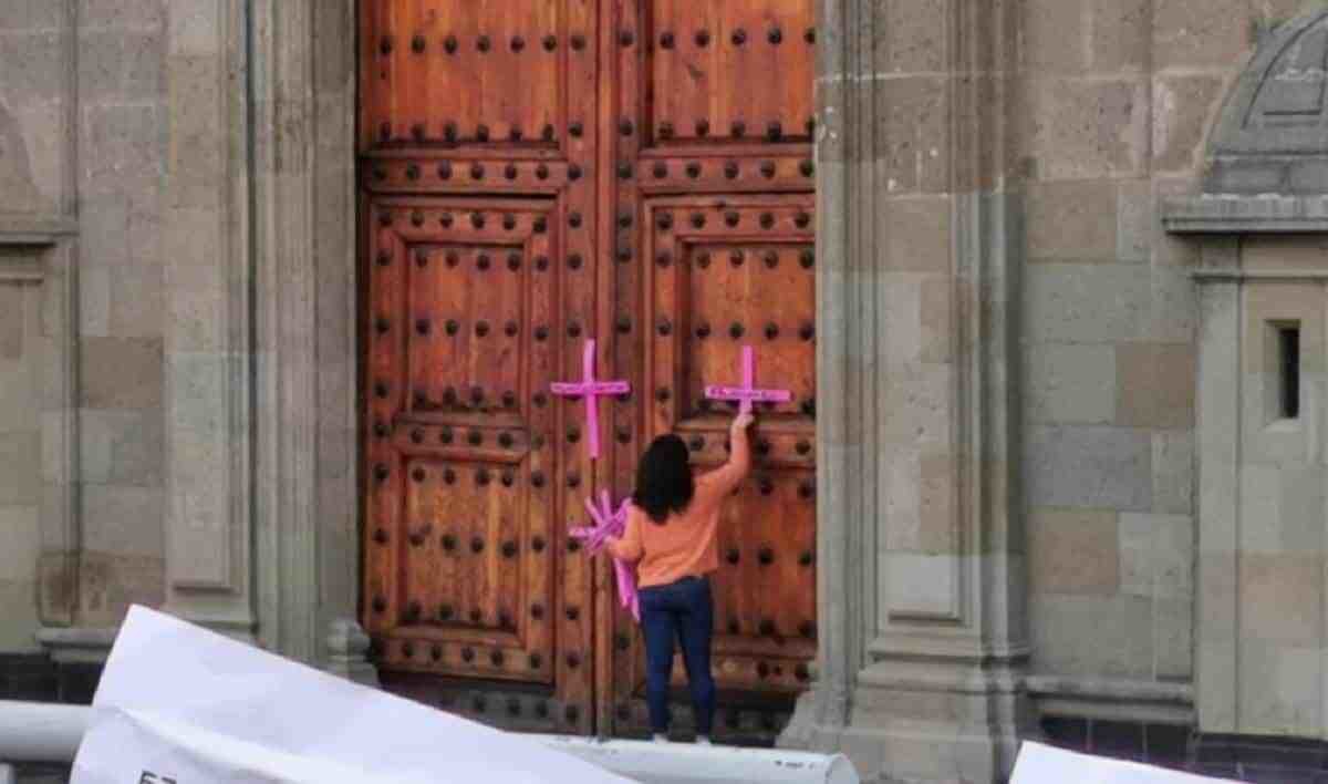 Protestan feministas y colocan cruces rosas en Palacio Nacional