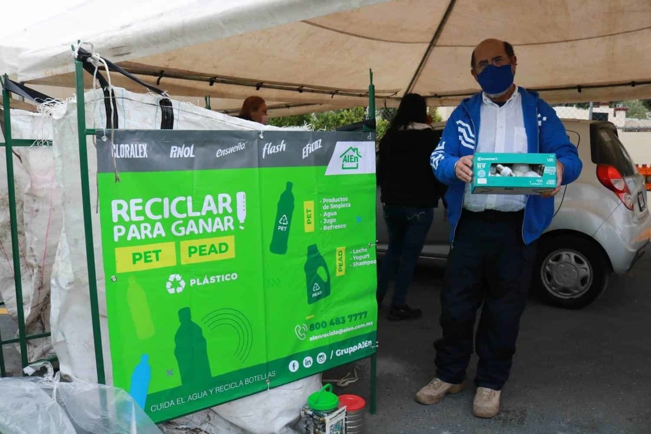 Instala Santa Catarina drive thru para promover el reciclaje