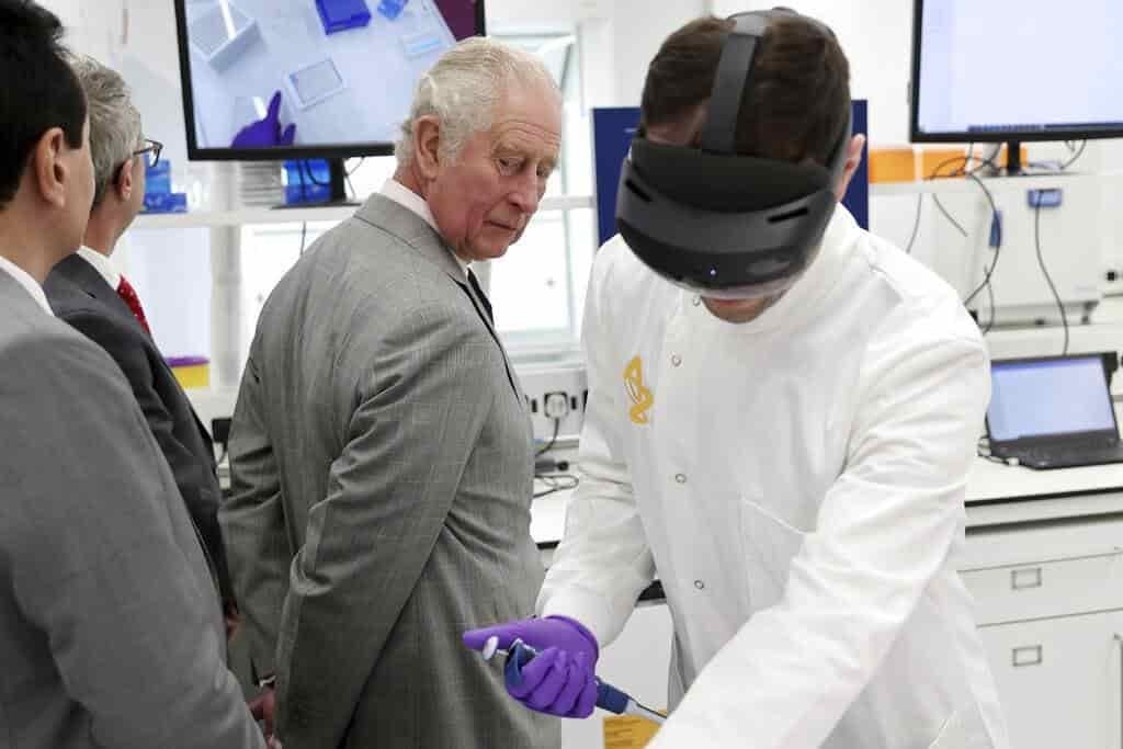 Inspecciona príncipe Carlos centro de investigación de AstraZeneca