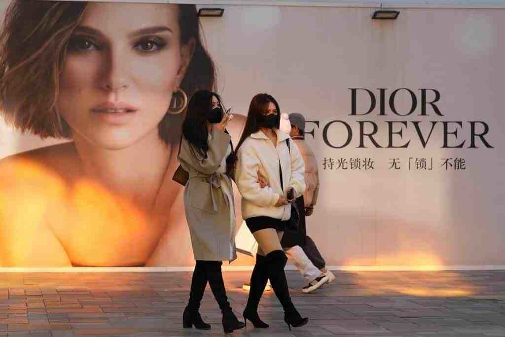 Pide disculpas fotógrafa china implicada en polémica de Dior