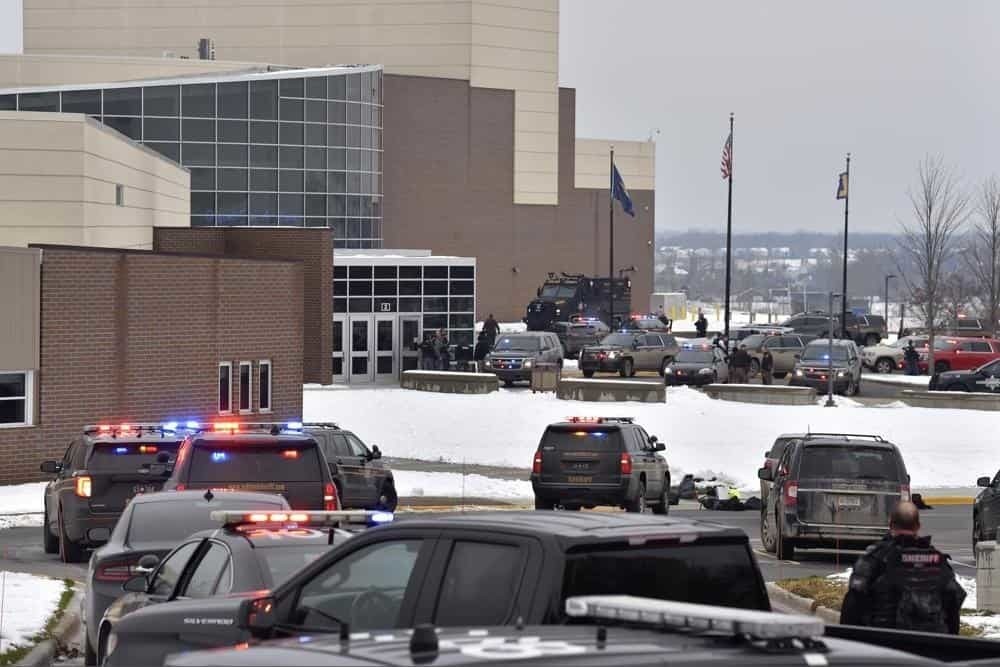 Mueren tres estudiantes baleados en secundaria de Michigan
