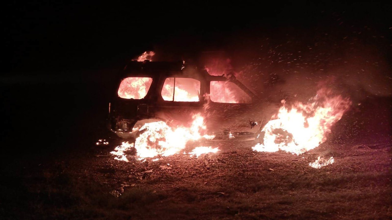 Encuentran vehículo envuelto en llamas en el Libramiento Noroeste en García