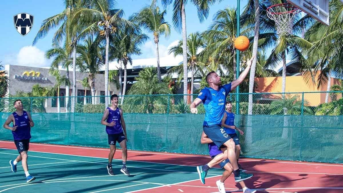 Se armaron las retas en Rayados... de básquetbol!