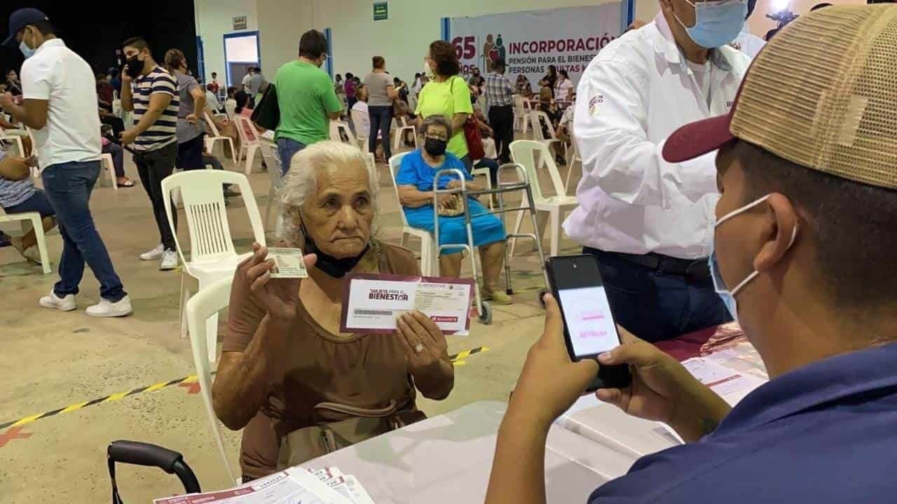 Llaman a abuelitos a canjear tarjetas vencidas de pensiones