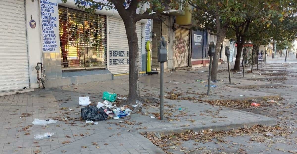 Lucen con basura calles de Monterrey tras Navidad