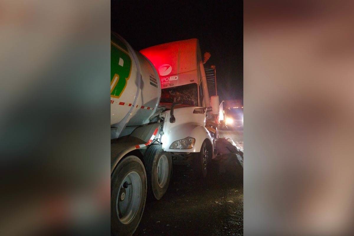 Chocan 2 tráileres y pipa de gasolina en la autopista Monterrey - Saltillo