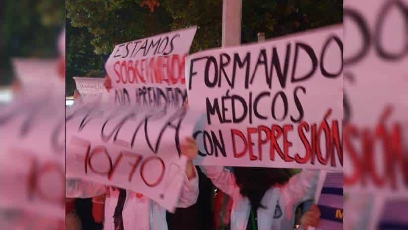 Protestan alumnos de Medicina de la UANL por nuevo sistema