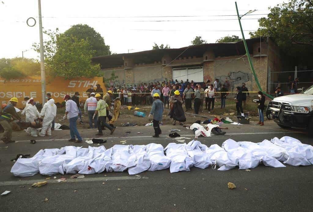 Suman 54 migrantes muertos tras accidente de tráiler en Chiapas