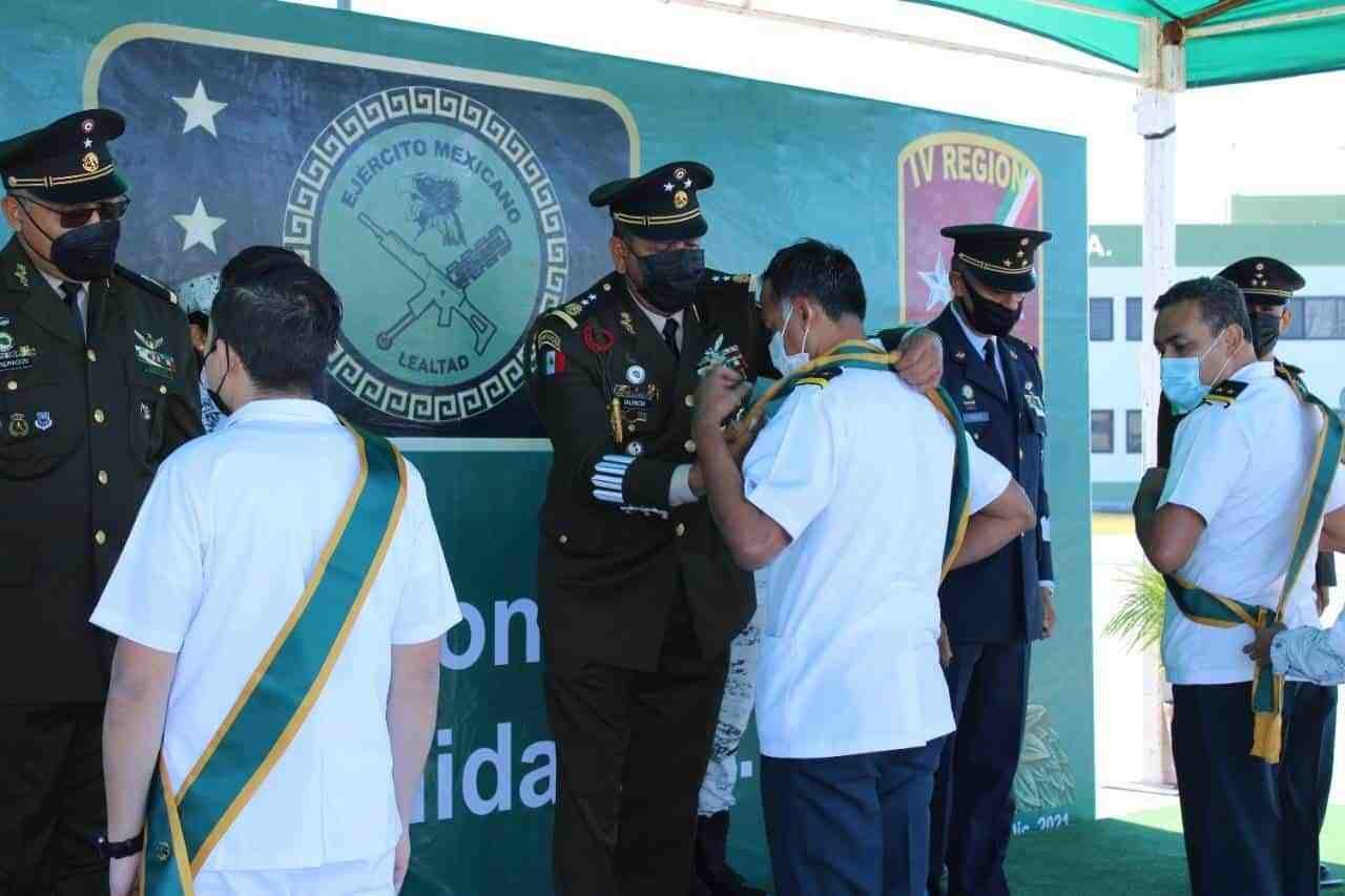 Condecora el Ejército a personal que participa en lucha contra el COVID-19
