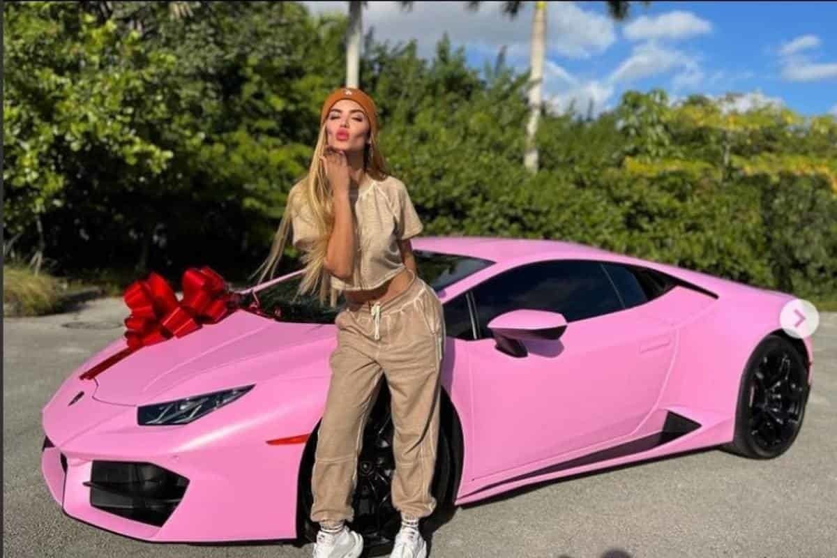 Sorprende Nicky Jam a su novia con un Lamborghini rosa